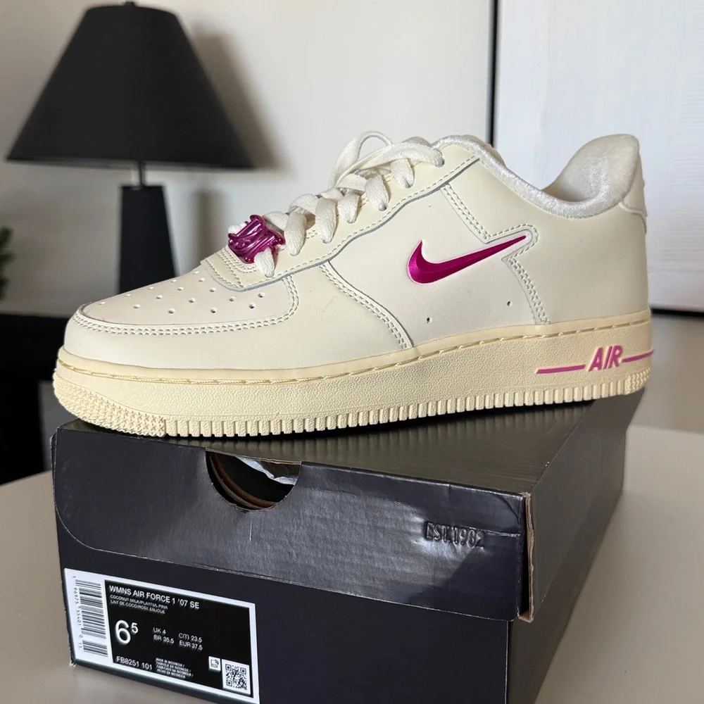 Nike Air Force 1‎ Women's Sneakers - Cream and Pink